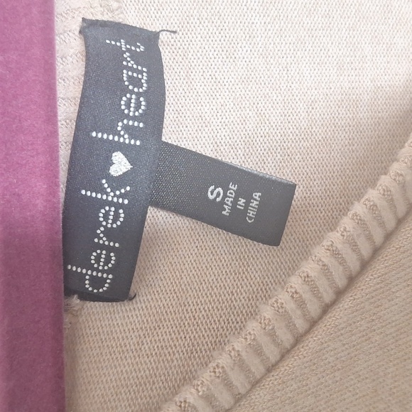 DEREK HEART SIZE SMALL COLD SHOULDER PINK SWEATER WITH RUFFLE HEM - Picture 5 of 6